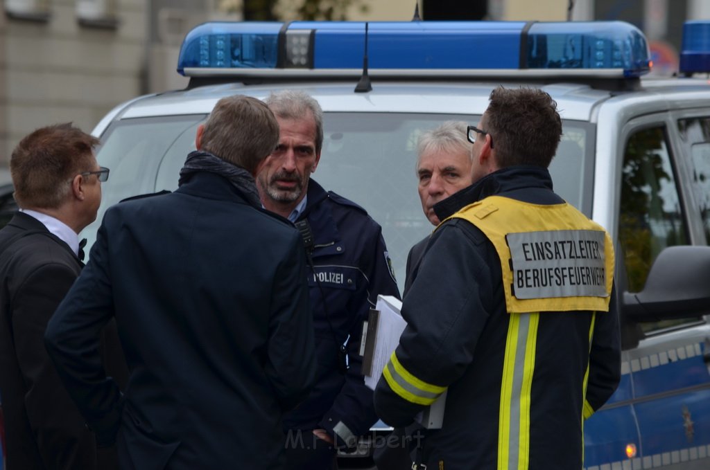 Attentat auf Fr Reker Koeln Braunsfeld Aachenerstr Wochenmarkt P47.JPG - Miklos Laubert